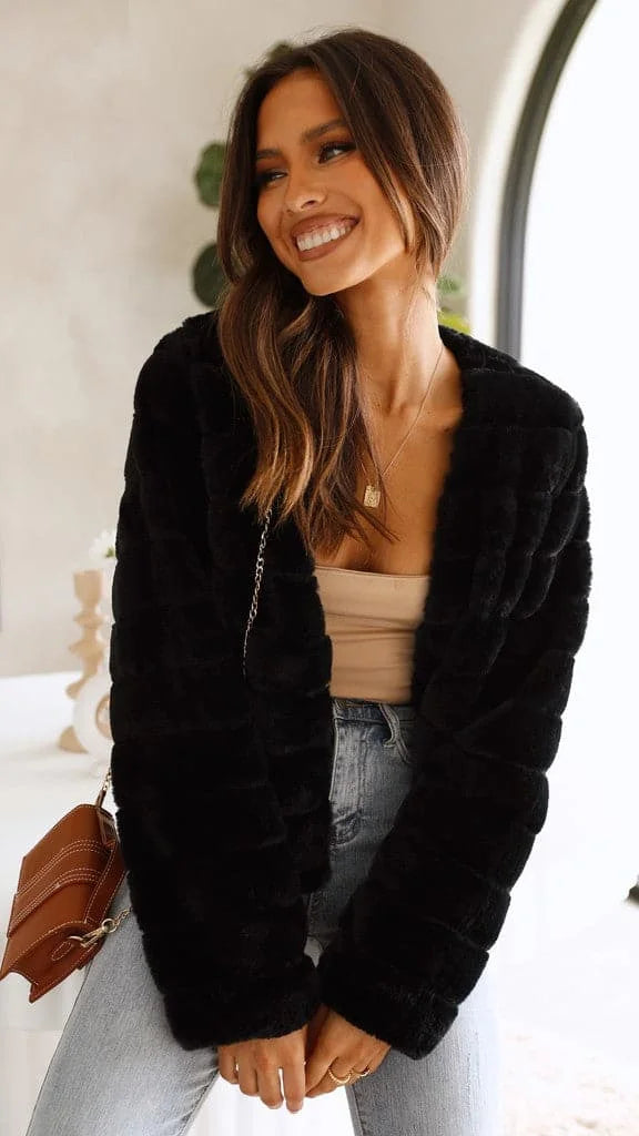 Veste courte femme en fausse fourrure grise, col ouvert, douce au toucher, idéale pour les journées fraîches.