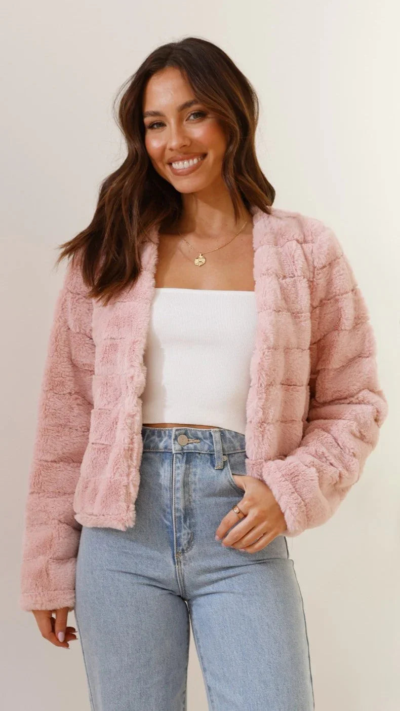 Veste courte femme en fausse fourrure avec col ouvert, design moderne et tissu doux.