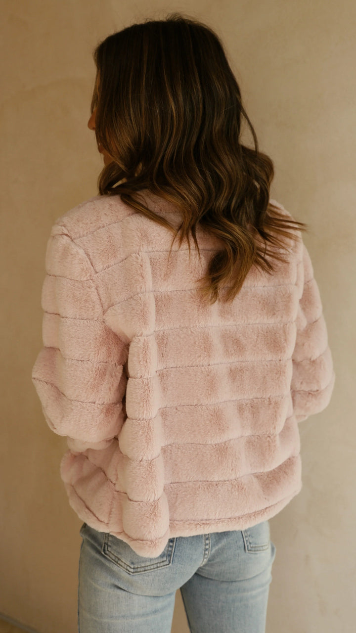 Veste courte en fausse fourrure avec col ouvert, design élégant et surface douce pour les journées fraîches.