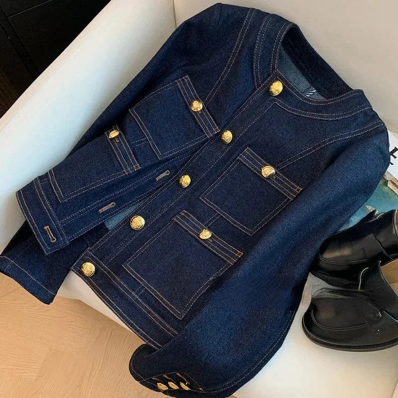 Veste en denim pour femme avec boutons dorés, coupe moderne et poches latérales pratiques. Idéale pour une tenue…