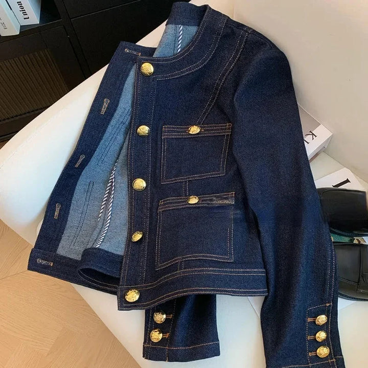 Veste en denim bleu foncé pour femme, coupe classique, avec boutons dorés. Idéale pour diverses occasions.