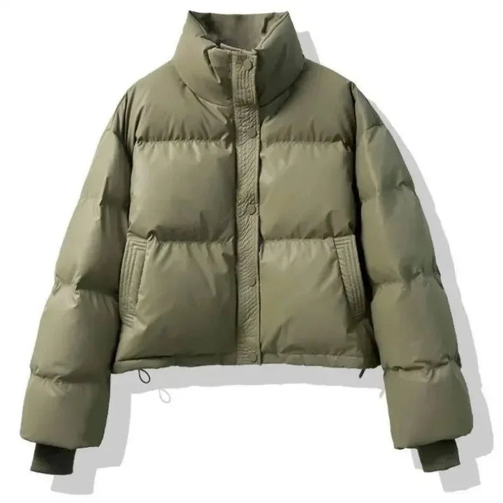 Doudoune courte d'hiver pour femme, coupe ajustée, coloris vert, avec poches fonctionnelles.