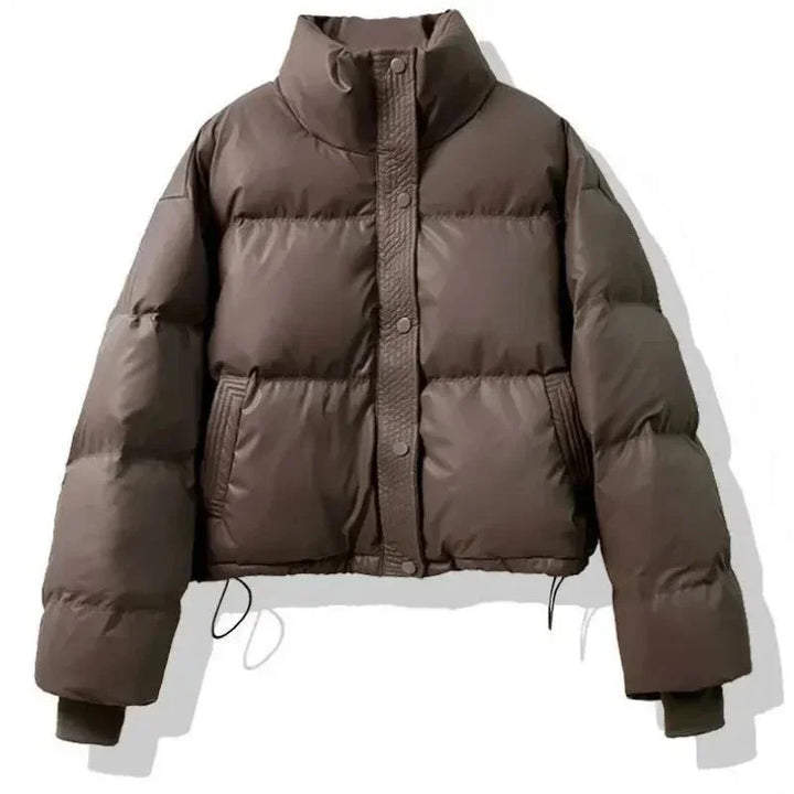 Doudoune courte d'hiver pour femme en PU, couleur café, avec intérieur chaud et design moderne.