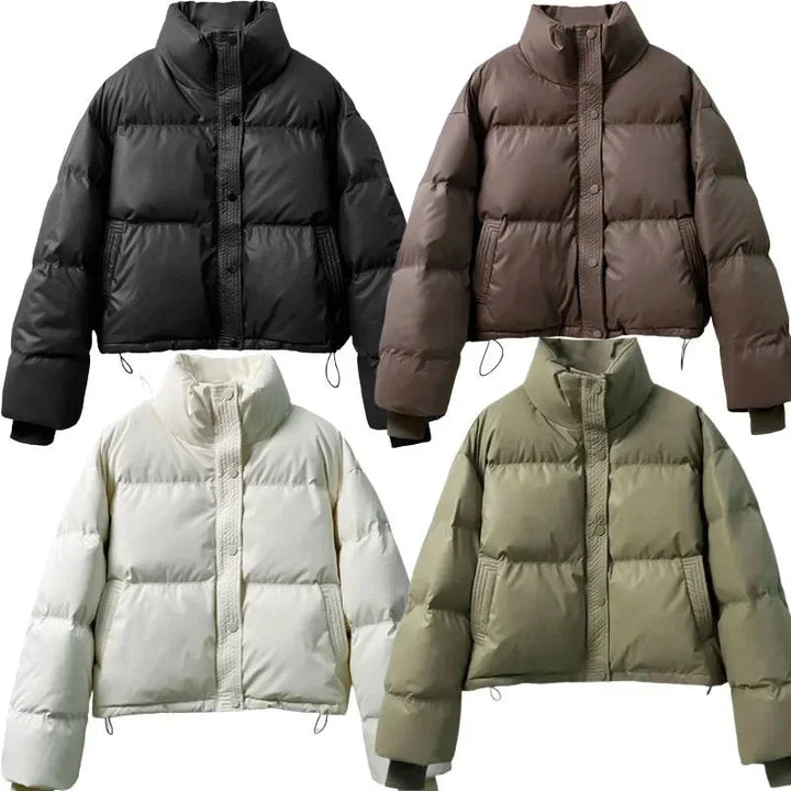 Doudoune courte d'hiver blanche pour femme, design moderne avec détails minimalistes et poches pratiques.