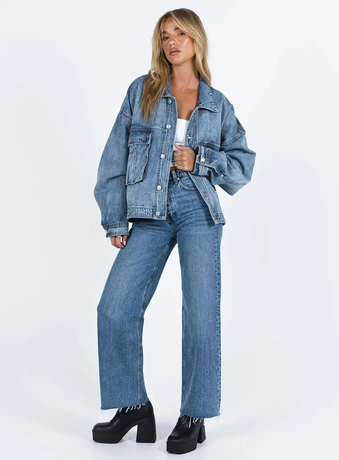 Veste en jean femme bleu ample, en coton, avec coupe rétro et deux poches.