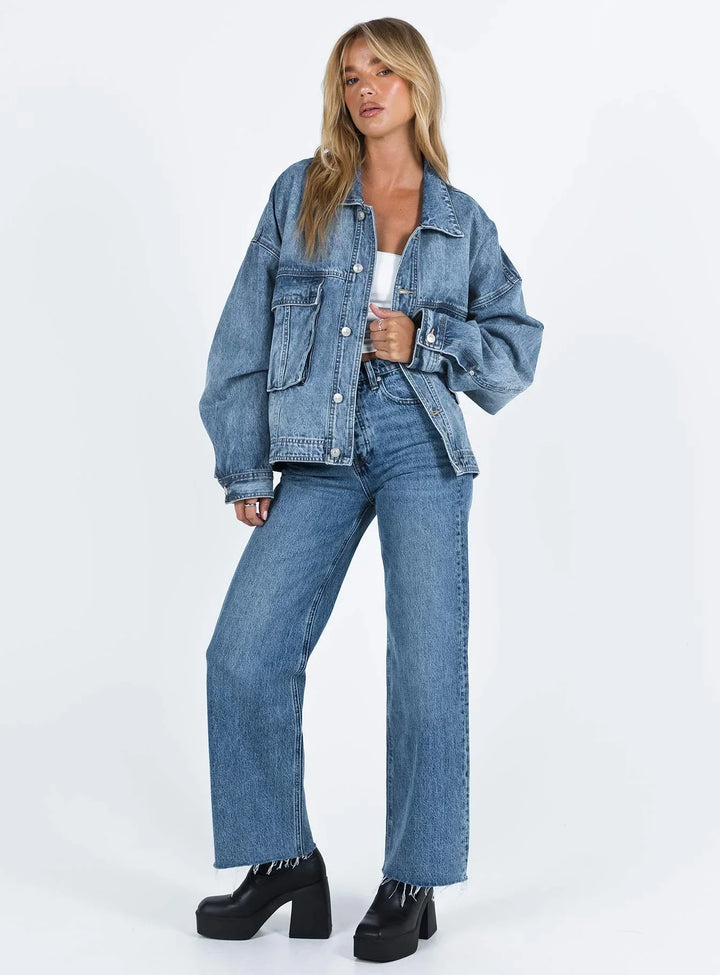 Veste en jean femme bleu ample, en coton, avec coupe rétro et deux poches.