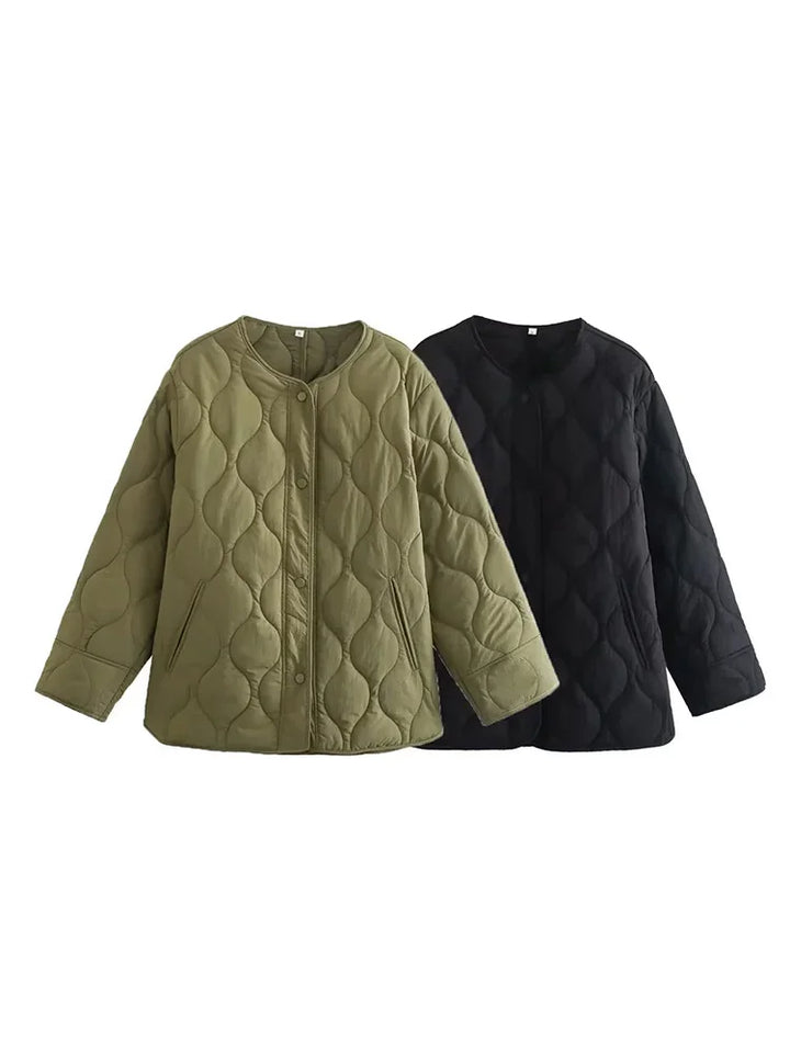 Veste femme ample matelassée avec capuche et poches, conçue pour l'hiver.