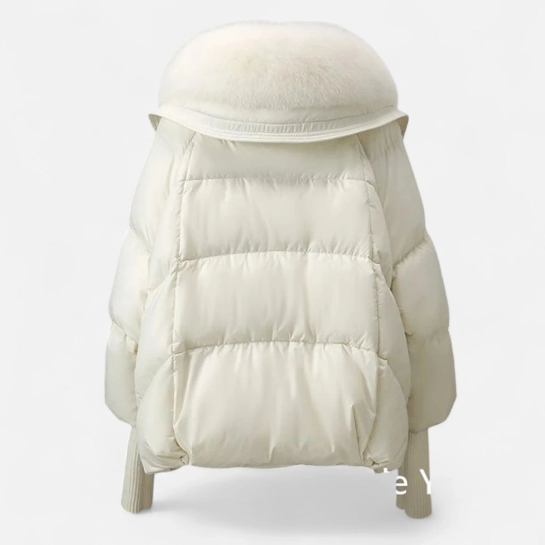 Veste femme noire avec col en fausse fourrure et manches côtelées, conçue pour un confort quotidien.