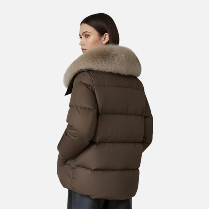 Veste femme café avec col en fausse fourrure et manches côtelées, en tissu doux pour un confort optimal.