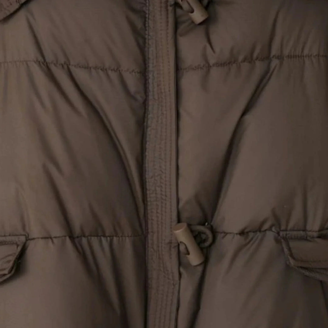 Veste femme café avec col en fausse fourrure et manches côtelées, conçue pour le confort par temps froid.