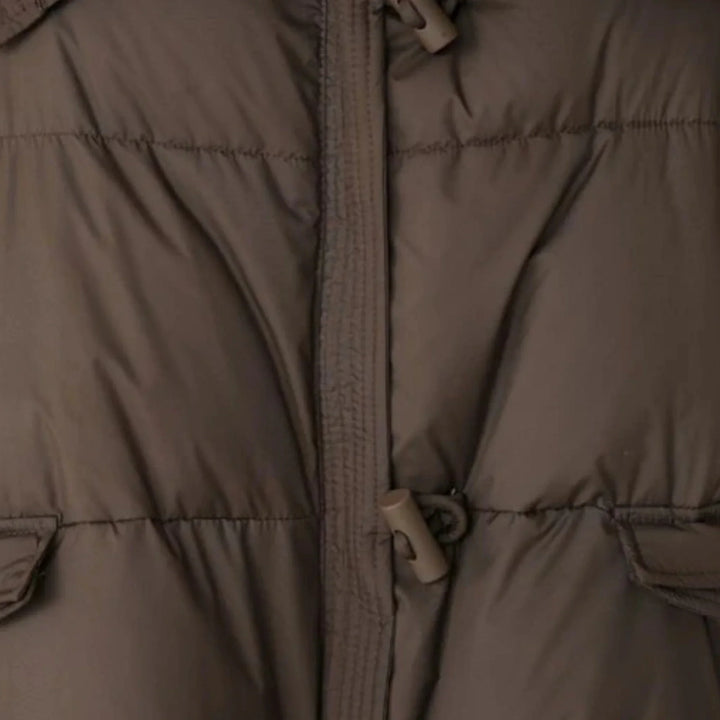 Veste femme café avec col en fausse fourrure et manches côtelées, conçue pour le confort par temps froid.
