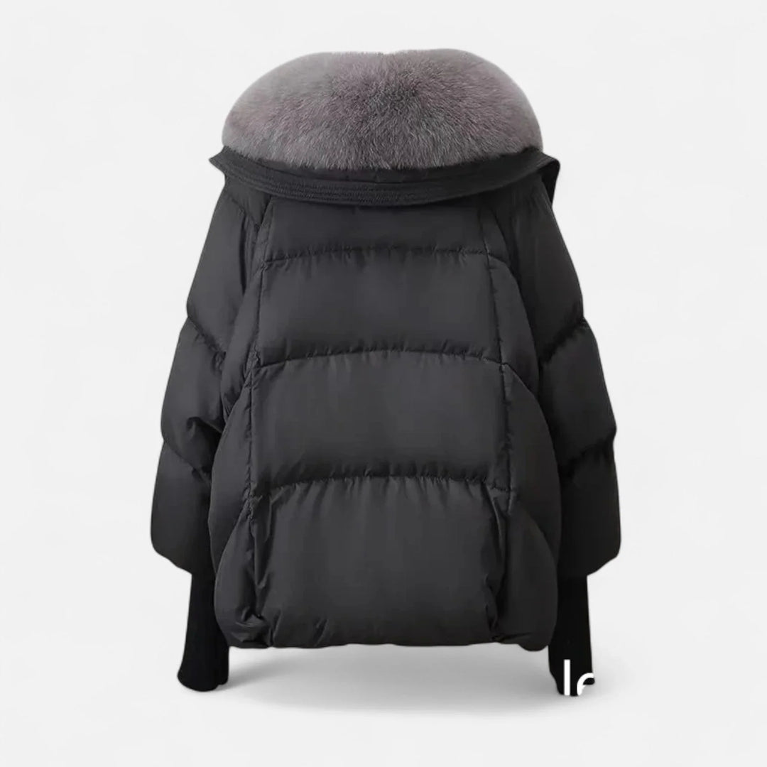 Veste femme noire avec col en fausse fourrure et manches côtelées, en tissu doux, adaptée pour les jours frais.
