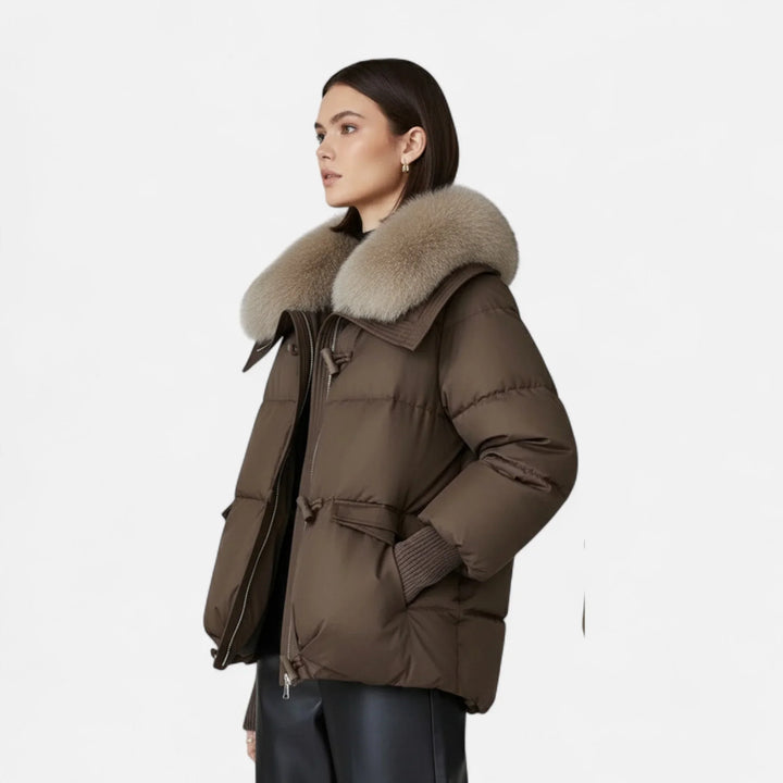 Veste femme café avec col en fausse fourrure et manches côtelées, en tissu doux, adaptée pour les journées fraîches.