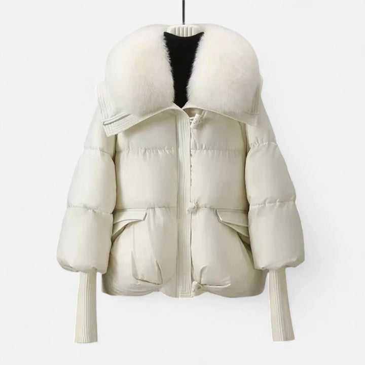 Veste femme noire avec col en fausse fourrure et manches côtelées, conçue pour le confort en hiver.
