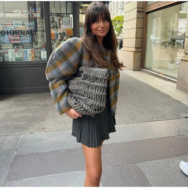 Veste femme à carreaux grise avec manches bouffantes, en tissu léger, adaptée pour les tenues décontractées.