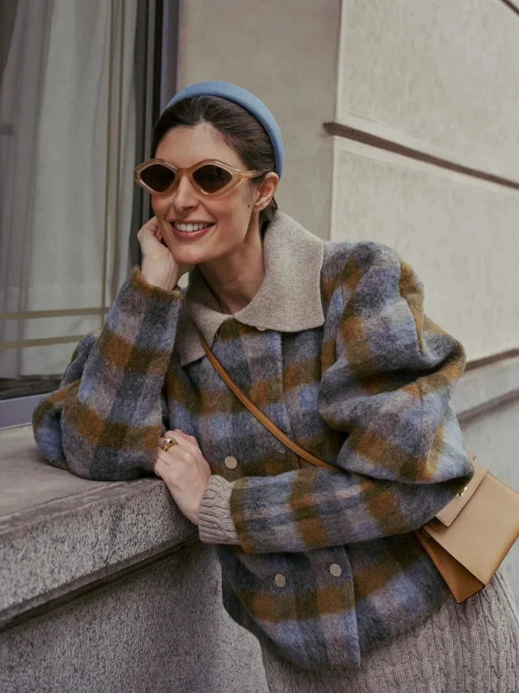 Veste femme à carreaux gris, manches bouffantes, en tissu doux, coupe confortable.