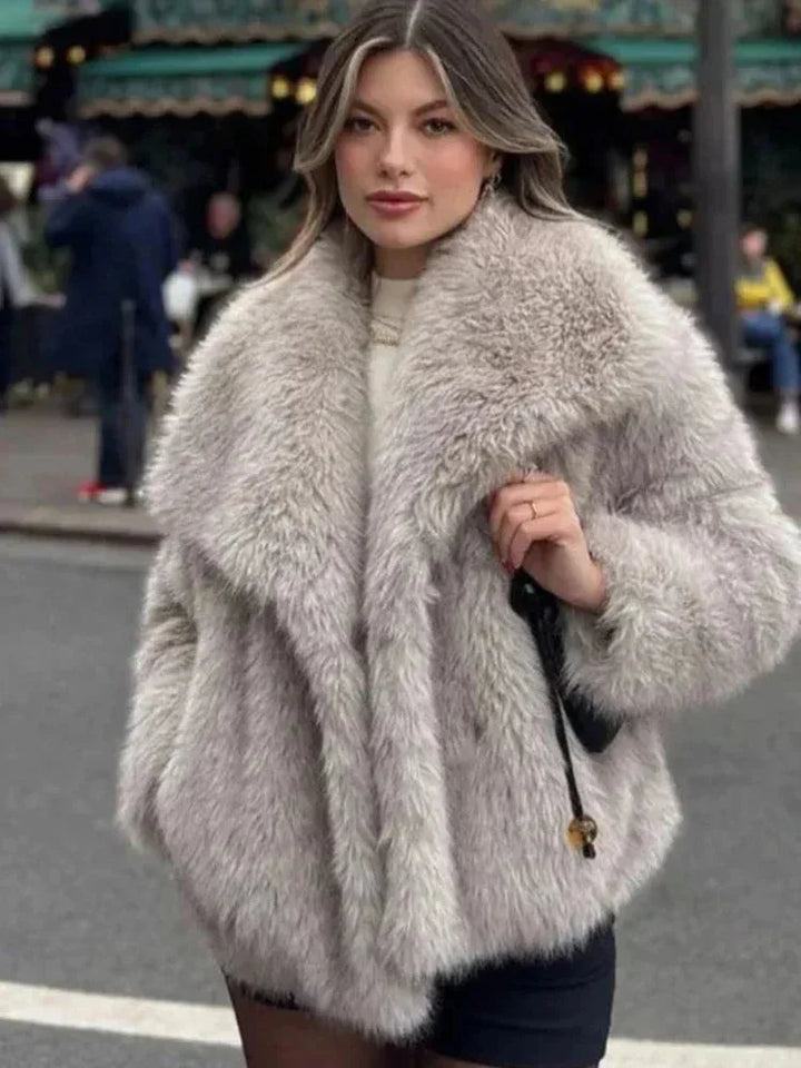Veste femme grise avec texture structurée, col large et coupe moderne pour des tenues élégantes.