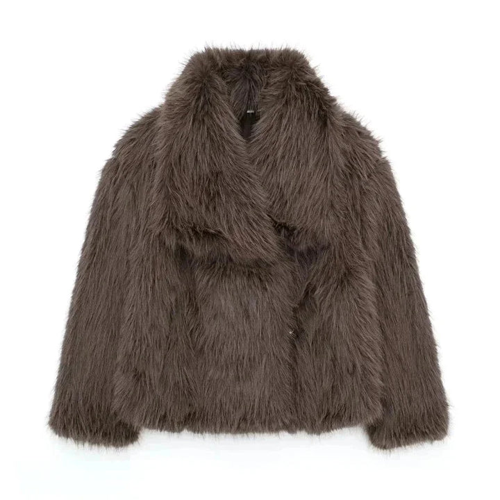 Veste femme grise en tissu doux, avec texture élégante et col large, adaptée pour diverses occasions.