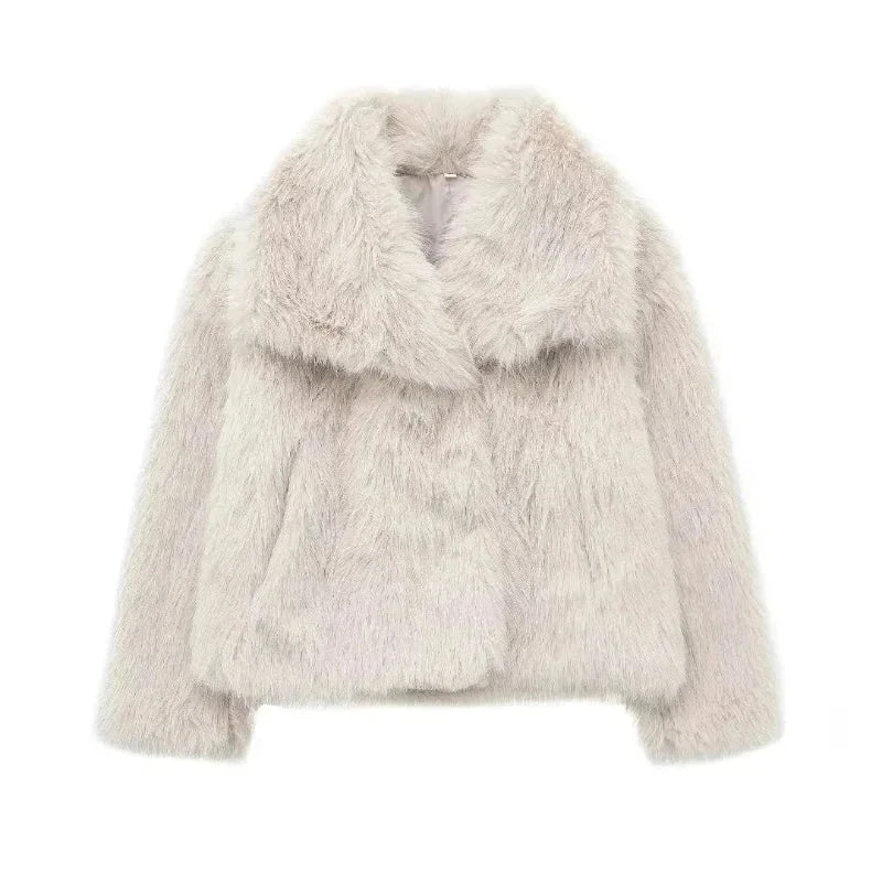Veste femme grise en tissu doux, avec col large et design texturé. Convient pour des occasions élégantes.