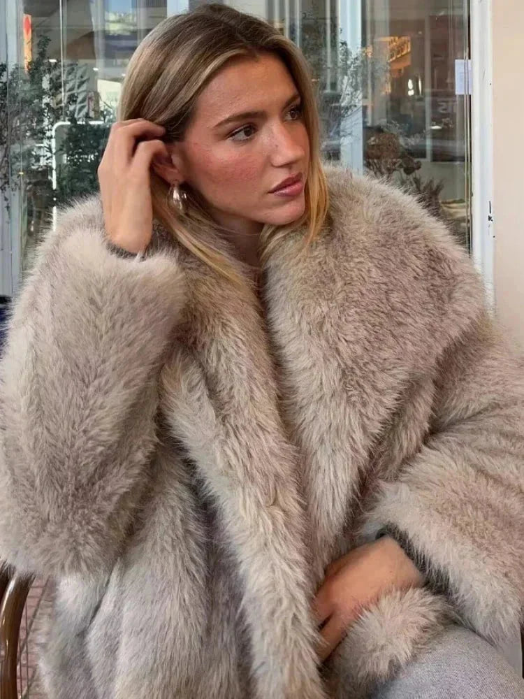 Veste femme marron en tissu doux, avec texture élégante et col large.