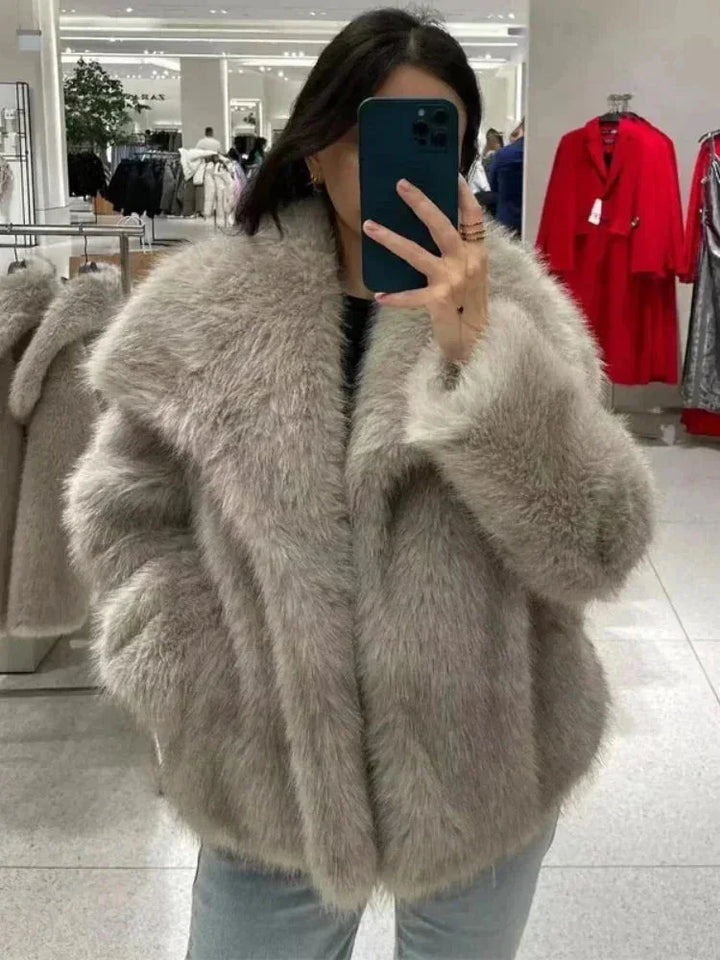 Veste femme grise avec texture structurée, col large et détails élégants.