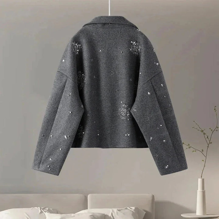 Veste femme col montant gris, broderie sur le devant, manches chauve-souris, tissu léger et doux.