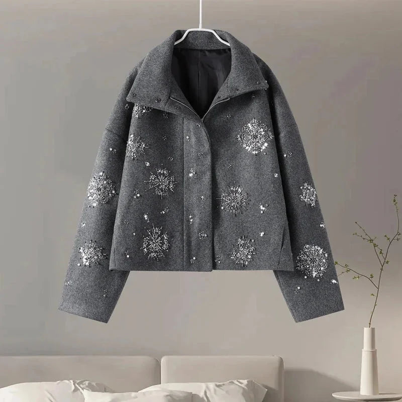Veste femme gris avec col montant, broderie et manches chauve-souris en tissu doux.