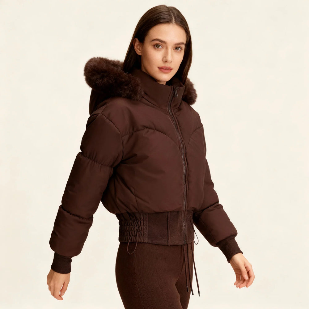 Doudoune courte blanche pour femme, avec capuche amovible, en tissu résistant, adaptée à diverses occasions.