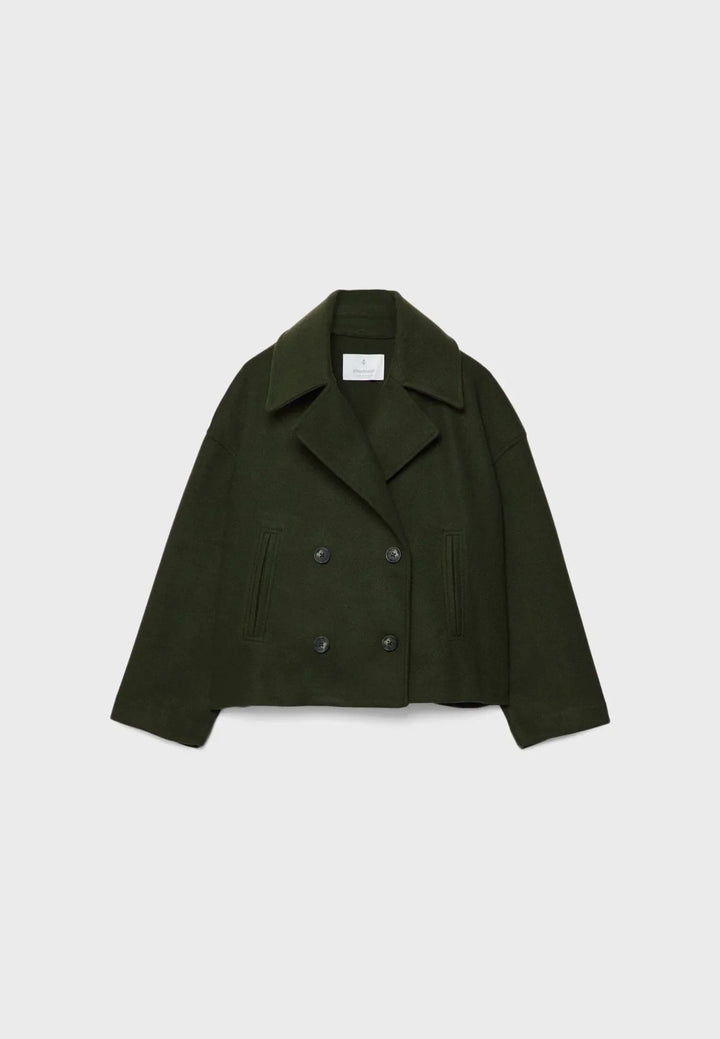 Veste femme courte beige à double boutonnage en mélange de coton, adaptée pour des tenues décontractées et élégantes.