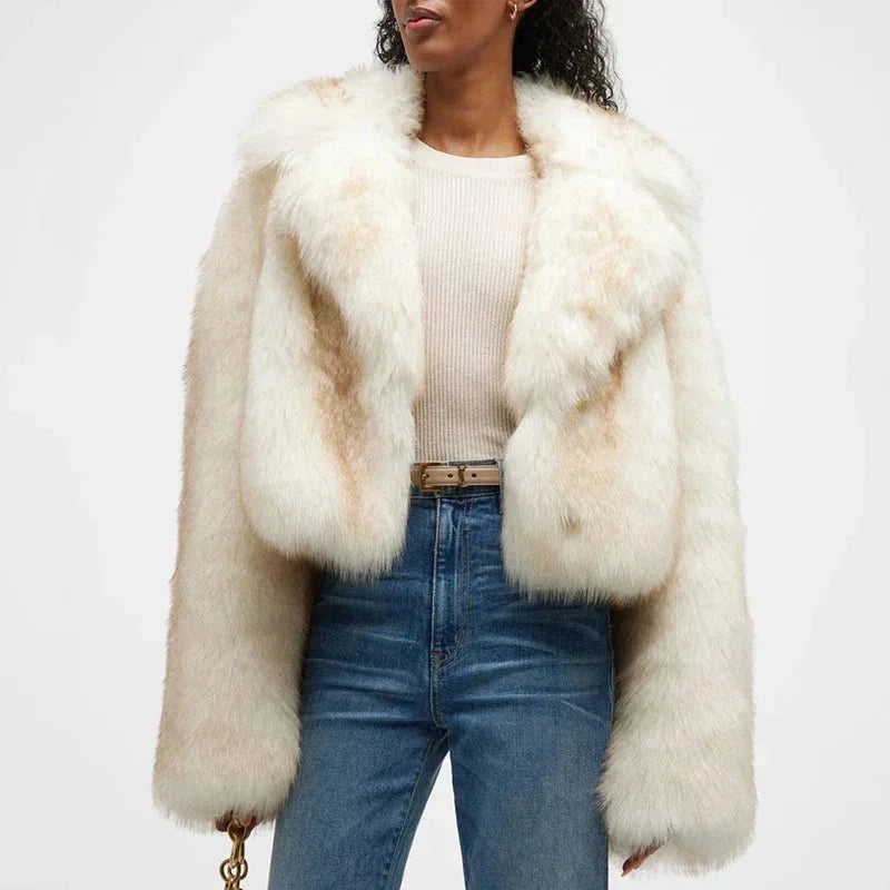 Veste femme en fausse fourrure ivoire avec col large, parfaite pour les journées froides. Taille unique.