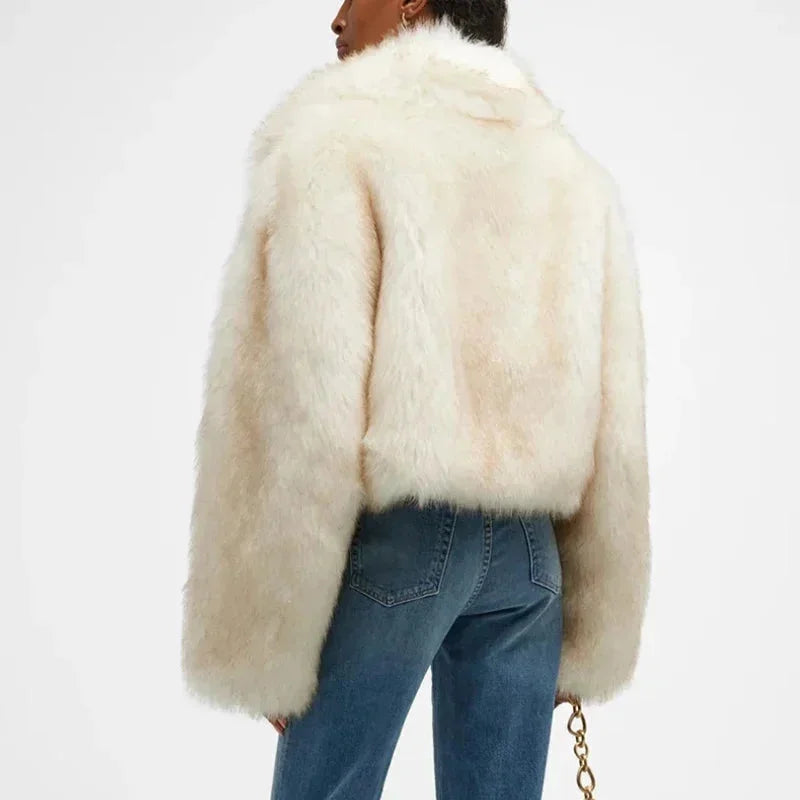 Veste femme en fausse fourrure ivoire avec col large, douce et confortable pour l'hiver.