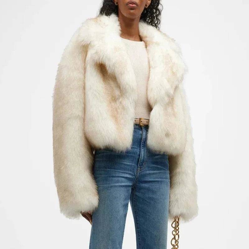 Veste femme en fausse fourrure ivoire, col large, coupe confortable, idéale pour les journées fraîches.