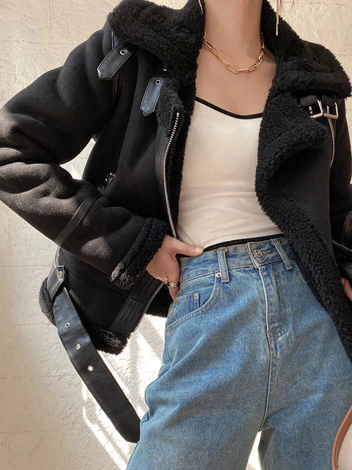 Veste femme en suédine noire avec doublure effet mouton et détails de boutons classiques.