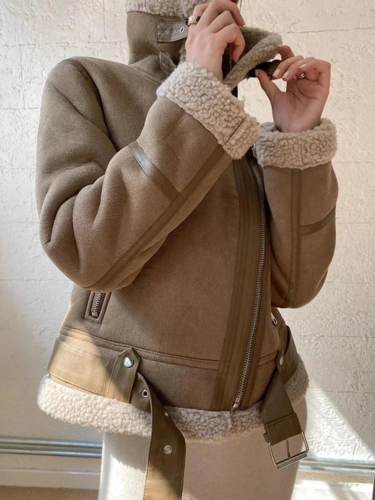 Veste femme en suédine beige avec doublure effet mouton et poches latérales.
