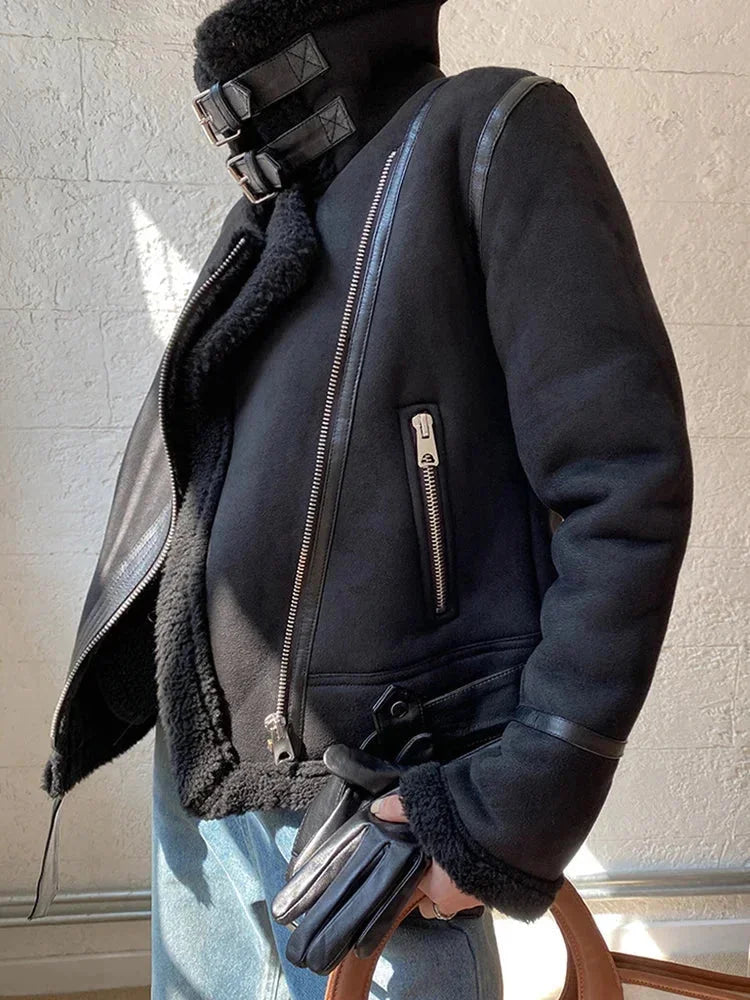 Veste femme en suédine noire avec doublure effet mouton et poches, style décontracté, idéale pour l'automne.