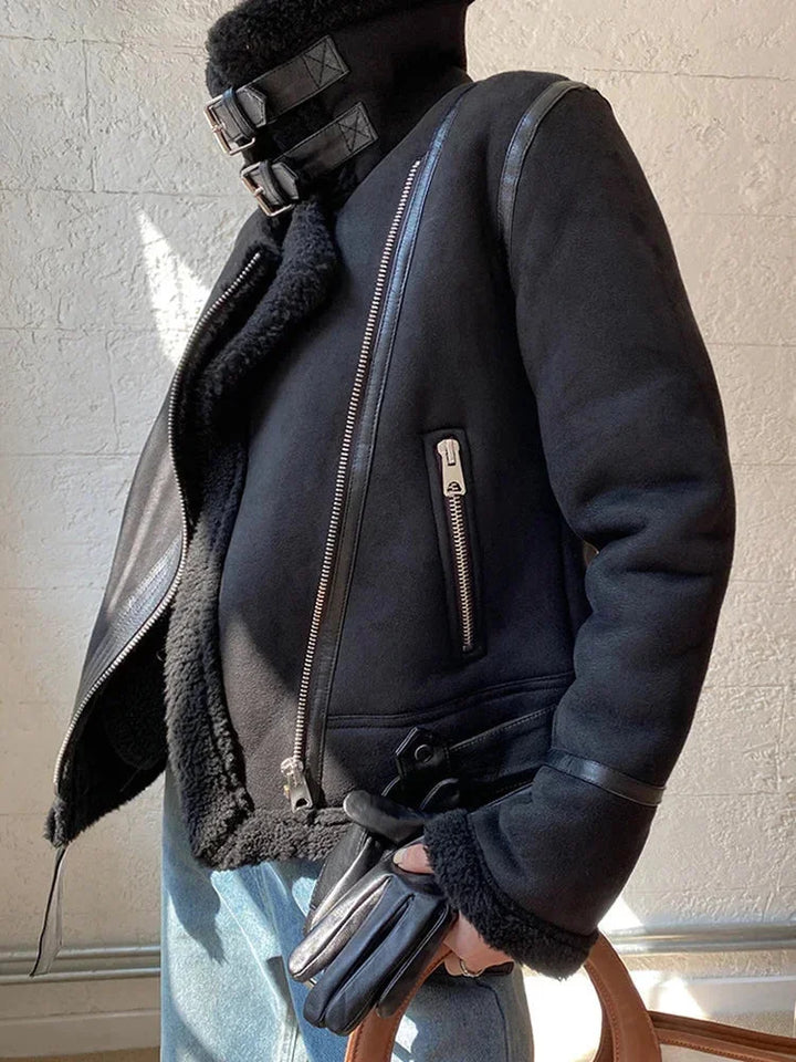Veste femme en suédine noire avec doublure effet mouton et poches, style décontracté, idéale pour l'automne.