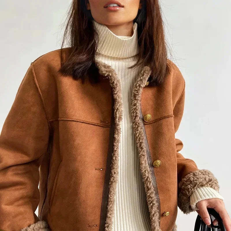 Veste femme marron en suédine, boutons devant, coupe classique, adaptée pour les tenues d'automne.