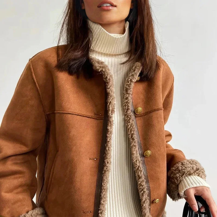 Veste femme marron en suédine, boutons devant, coupe classique, adaptée pour les tenues d'automne.