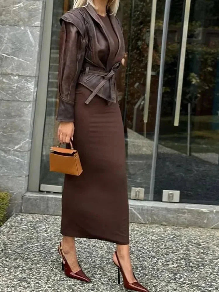 Veste femme marron foncé ceinturée, coupe ajustée, en matériau doux, avec un design élégant.