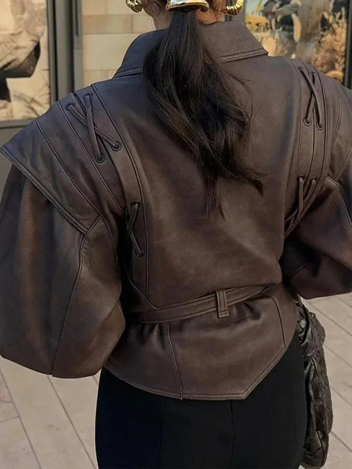 Veste femme marron foncé ceinturée, coupe ajustée, en tissu doux pour un look féminin.