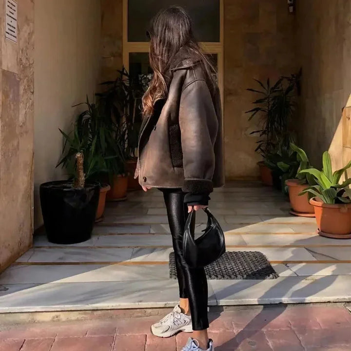 Veste femme marron foncé effet mouton, avec grands revers, adaptée pour les journées fraîches.