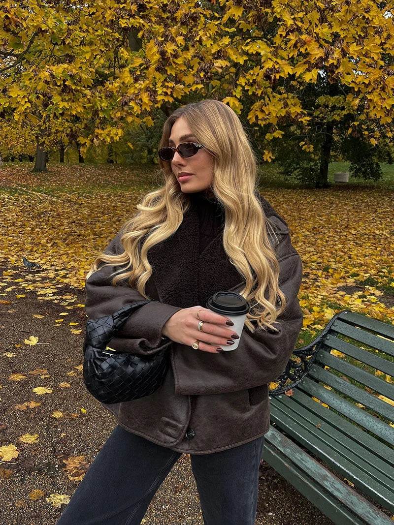 Veste oversize en shearling marron foncé avec intérieur doux et coupe décontractée.