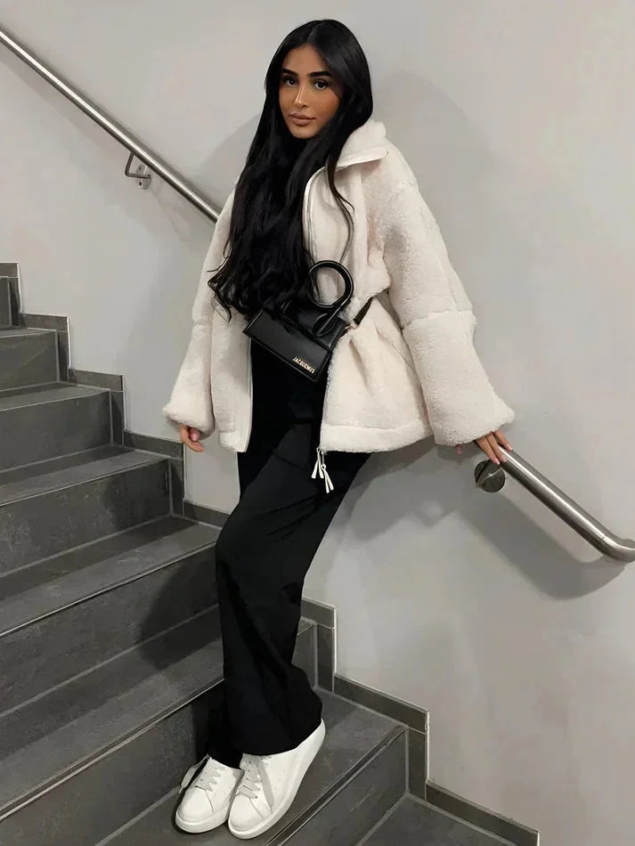 Veste teddie femme marron, coupe ample, matière confortable, poches pratiques et col confortable.