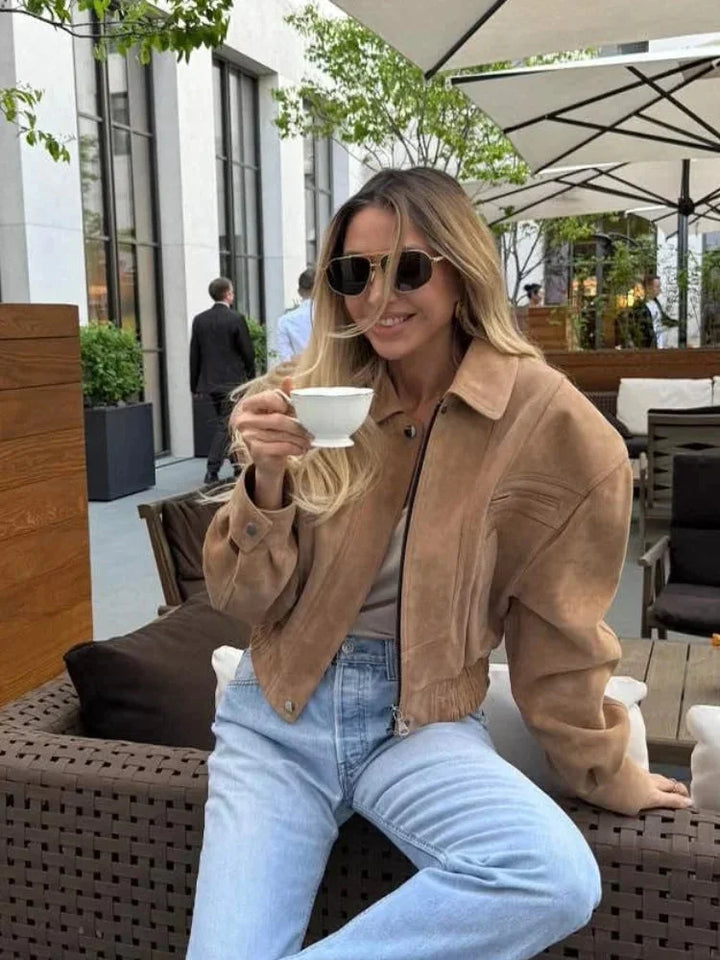 Veste courte en suédine marron pour femme avec zip et poches pratiques.