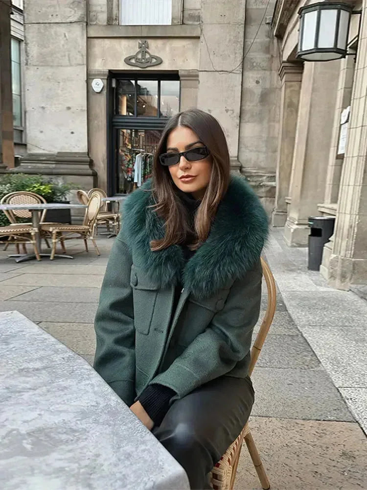 Veste femme vert foncé avec col en fausse fourrure, en tissu doux, coupe classique pour le quotidien et les loisirs.