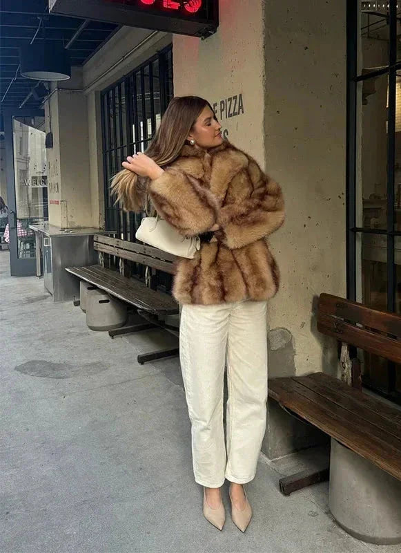 Veste marron pour femme avec fermeture éclair visible, au design moderne et à la coupe ajustée.