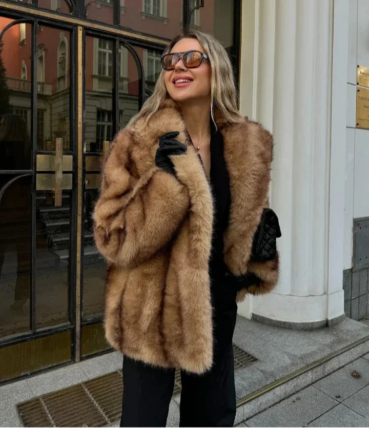Veste marron pour femme en tissu texturé, avec fermeture éclair et coupe moderne.