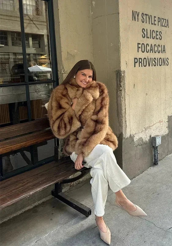 Veste marron pour femme avec fermeture éclair et coupe moderne.