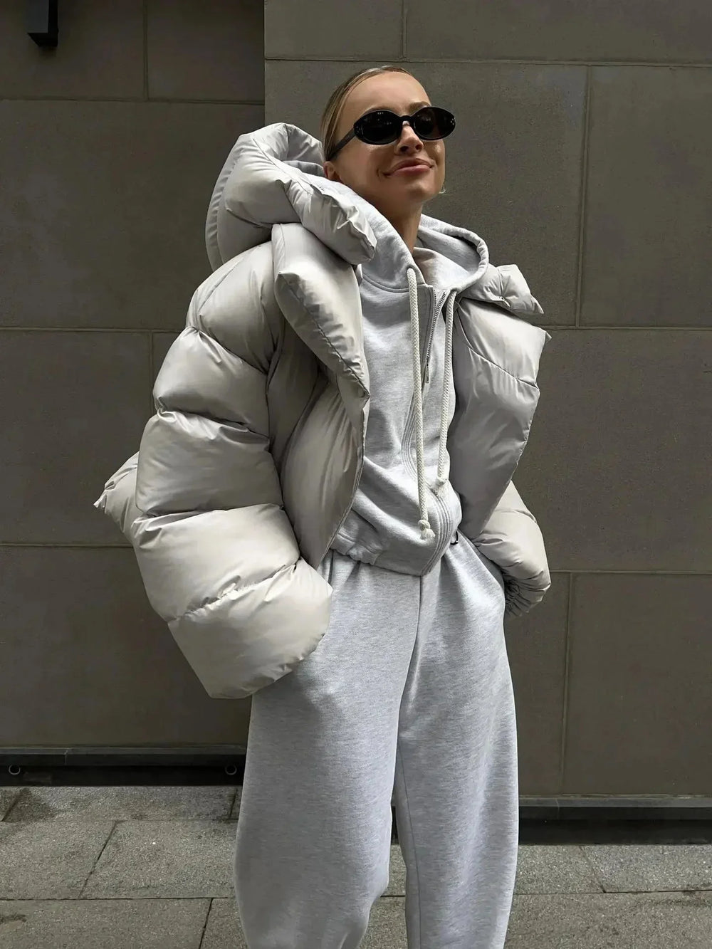 Doudoune oversize grise pour femme avec col montant, en matériau chaud et confortable, idéale pour les journées fraîches.