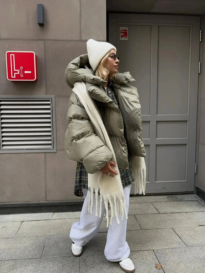 Doudoune oversize grise pour femme avec col montant, en matériau respirant, idéale pour un confort optimal.